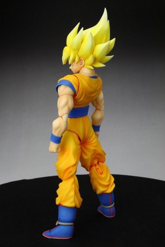 Figura articulada - Dragon Ball Z - Super Saiyan Goku S.H.Figuarts 15cm.