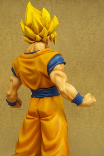 Figura Gigante - Dragon Ball Z "Super Saiyan Goku" X-PLUS 46cm.